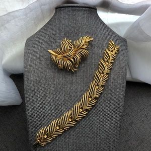 Signed Lisner Vintage 1960s Gold Leaf Design 7” Bracelet & Brooch